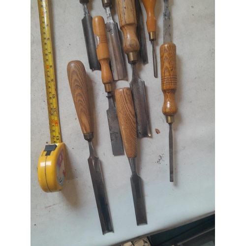 112 - Varied array of quality vintage  wood working chisels : Ibbotson, Marples, Pearson, Sorby