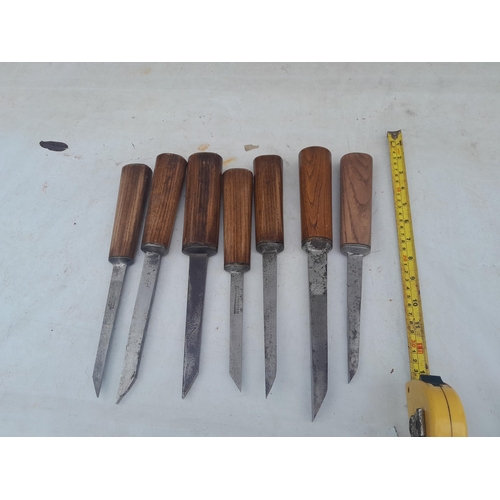 114 - Varied array of quality vintage  wood working chisels : Gilpin, Fenton & Marsden, Ibbotson, Moulson