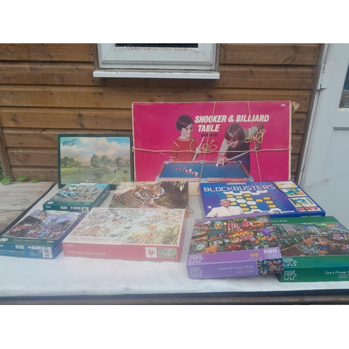 24 - Toys and puzzles : table snooker, Blockbusters game etc.