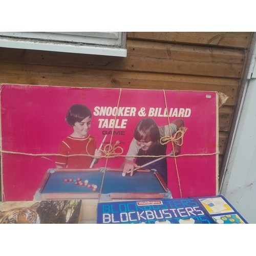 24 - Toys and puzzles : table snooker, Blockbusters game etc.