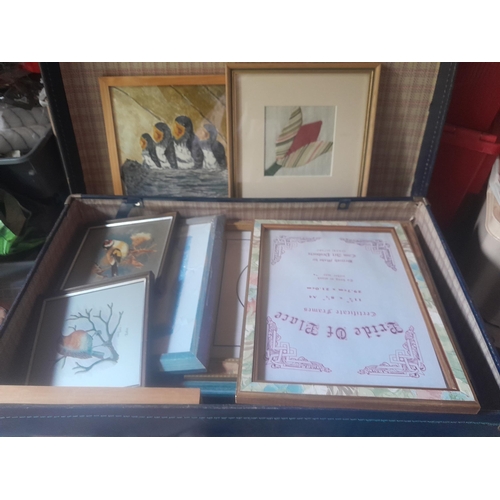 28 - Small suitcase of wool and vintage suitcase of picture frames