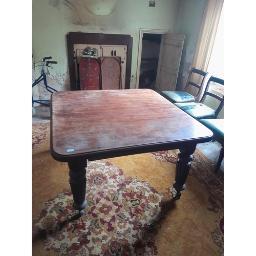 38 - Victorian mahogany extending dining table with extra leaf no winder on turned lobed tapering legs 12... 