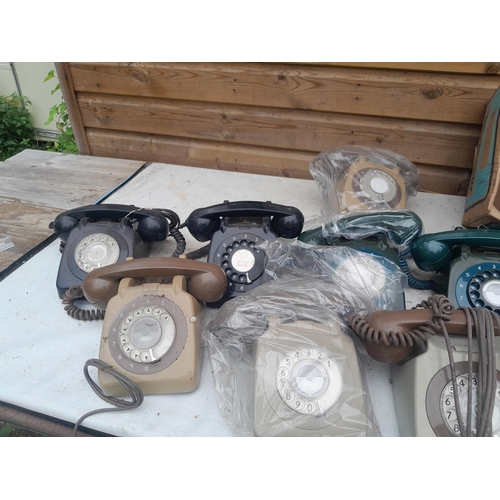 64 - 13 x vintage plastic telephones