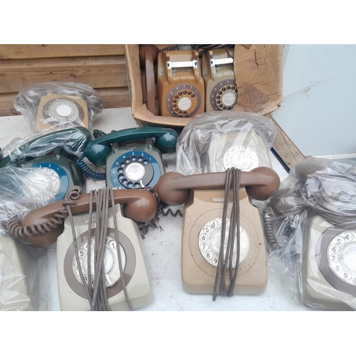 64 - 13 x vintage plastic telephones