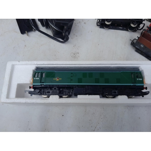 116 - Used but well cared for  TT gauge Hornby D1062 Western Courier, boxed 00 gauge Hornby Bo-Bo diesel e... 