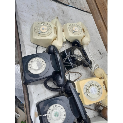 167 - 14 x  plastic telephone and bakelite hand sets