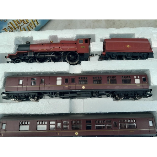 144 - Hornby 00 gauge railway Harry Potter and the Hogwarts Express set