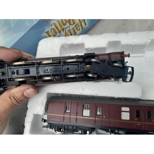 144 - Hornby 00 gauge railway Harry Potter and the Hogwarts Express set