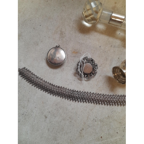 147 - Silver jewellery, lower grade unmarked bracelet, butterfly wing pendant cut and silver rimmed items