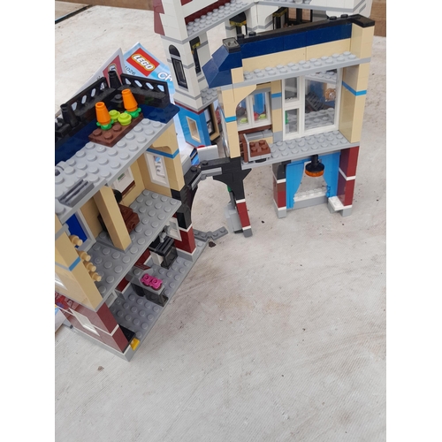 158 - Lego : 2 x houses and accessories