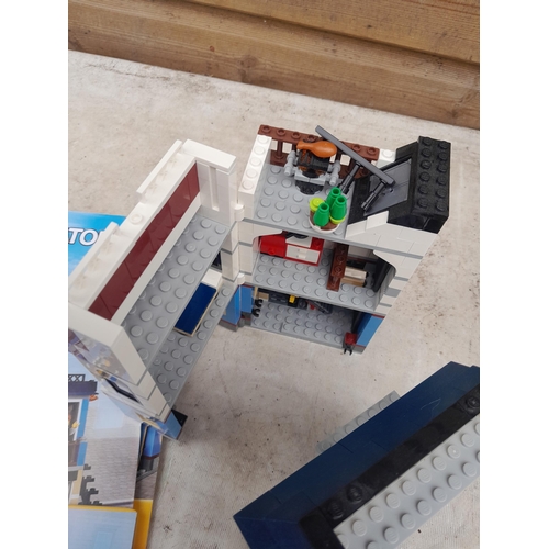 158 - Lego : 2 x houses and accessories