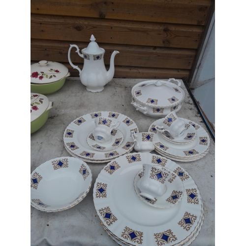 410 - Decorative dinner ware