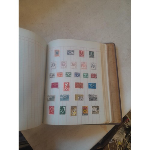 428 - Stamps : approx 8 kg of stamps, 1 x album of used and mint stamps of the world, Gay Venture and Nobb... 