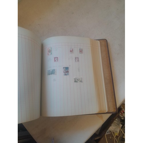 428 - Stamps : approx 8 kg of stamps, 1 x album of used and mint stamps of the world, Gay Venture and Nobb... 