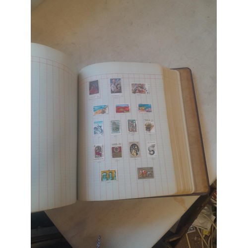 428 - Stamps : approx 8 kg of stamps, 1 x album of used and mint stamps of the world, Gay Venture and Nobb... 