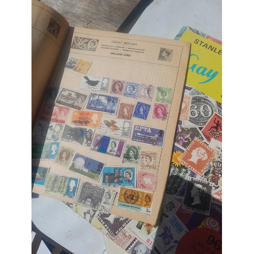 428 - Stamps : approx 8 kg of stamps, 1 x album of used and mint stamps of the world, Gay Venture and Nobb... 