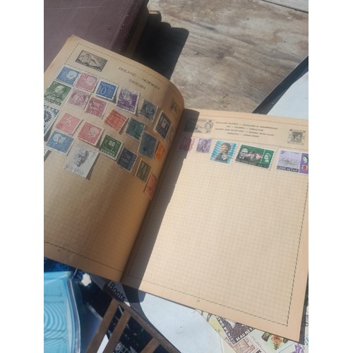 428 - Stamps : approx 8 kg of stamps, 1 x album of used and mint stamps of the world, Gay Venture and Nobb... 