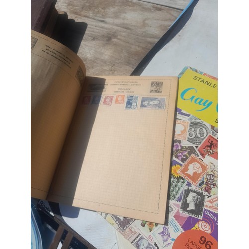 428 - Stamps : approx 8 kg of stamps, 1 x album of used and mint stamps of the world, Gay Venture and Nobb... 