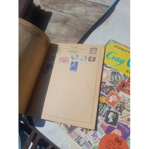 428 - Stamps : approx 8 kg of stamps, 1 x album of used and mint stamps of the world, Gay Venture and Nobb... 