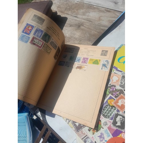 428 - Stamps : approx 8 kg of stamps, 1 x album of used and mint stamps of the world, Gay Venture and Nobb... 