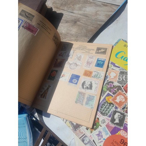 428 - Stamps : approx 8 kg of stamps, 1 x album of used and mint stamps of the world, Gay Venture and Nobb... 