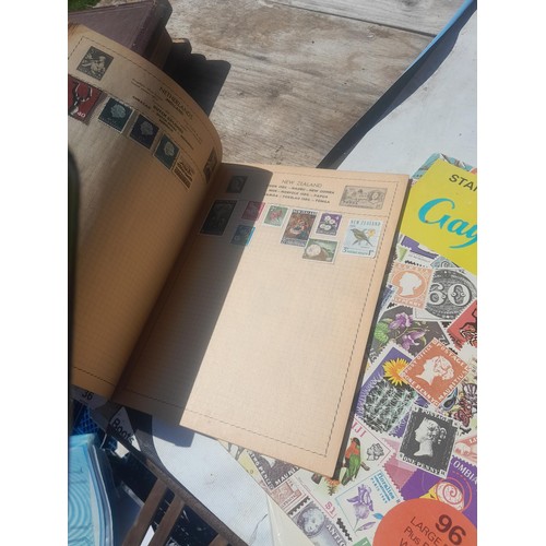 428 - Stamps : approx 8 kg of stamps, 1 x album of used and mint stamps of the world, Gay Venture and Nobb... 