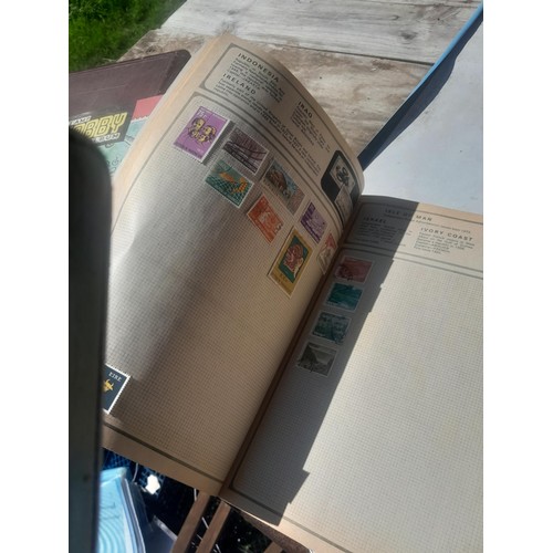 428 - Stamps : approx 8 kg of stamps, 1 x album of used and mint stamps of the world, Gay Venture and Nobb... 