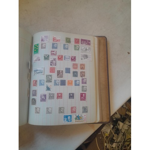 428 - Stamps : approx 8 kg of stamps, 1 x album of used and mint stamps of the world, Gay Venture and Nobb... 