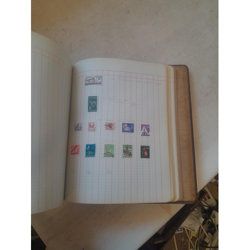 428 - Stamps : approx 8 kg of stamps, 1 x album of used and mint stamps of the world, Gay Venture and Nobb... 