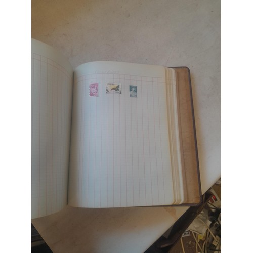 428 - Stamps : approx 8 kg of stamps, 1 x album of used and mint stamps of the world, Gay Venture and Nobb... 