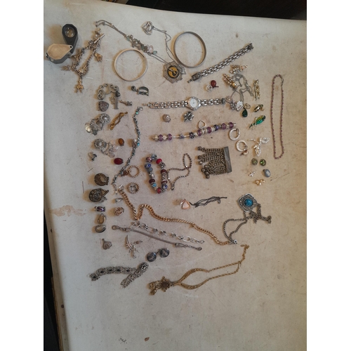 9 - Quantity of costume jewellery