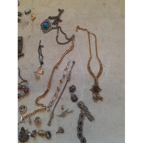 9 - Quantity of costume jewellery