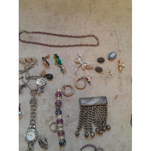 9 - Quantity of costume jewellery