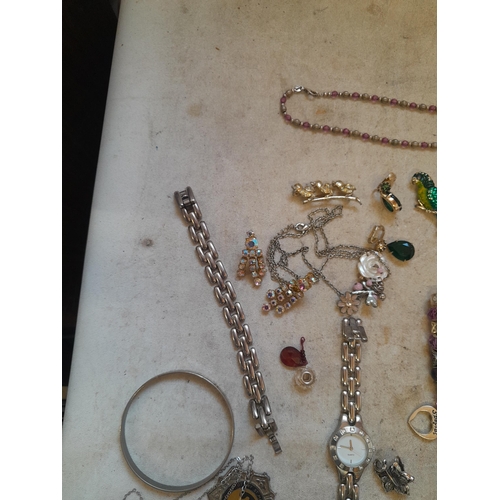 9 - Quantity of costume jewellery