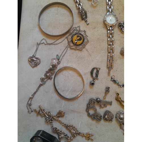 9 - Quantity of costume jewellery