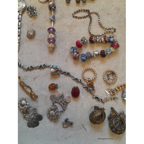 9 - Quantity of costume jewellery