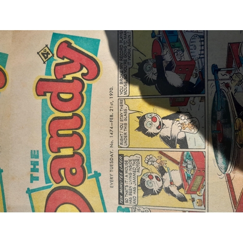 55 - Good array of late 1960s and 1970s comics, large format Topper and Beezer included as well Beano, Da... 