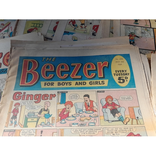 55 - Good array of late 1960s and 1970s comics, large format Topper and Beezer included as well Beano, Da... 