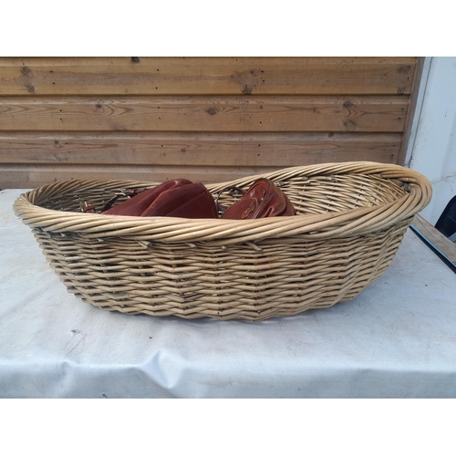 61 - 4 x vintage leather bags by The Bridge in a wicker basket