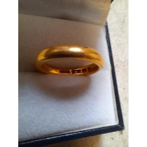 43 - 22 ct gold band size K, 5.4 g