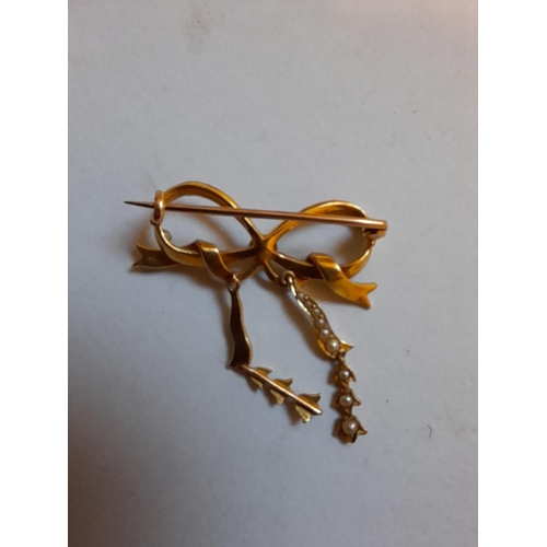 81 - Pretty unmarked but tested 9 ct gold and seed pearl ribbon brooch set with single turquoise stone 4.... 