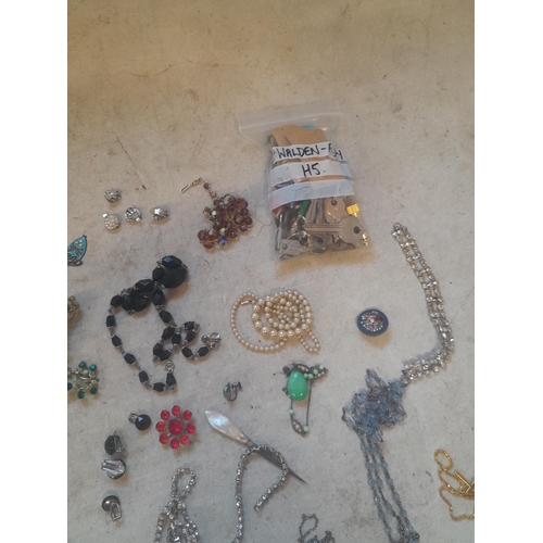 85 - Costume jewellery, milometer etc