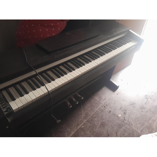 106 - Yamaha Arius electric piano