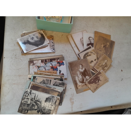 208 - Shoebox of postcards : tourist destination sets, sentimental and others