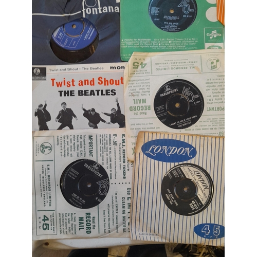 404 - Box of assorted 45 s vinyl record singles with a few EPs : Beatles, Elvis Presley, Cliff Richard and... 