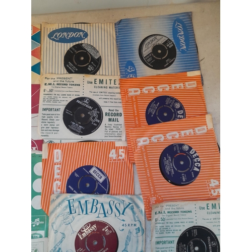 404 - Box of assorted 45 s vinyl record singles with a few EPs : Beatles, Elvis Presley, Cliff Richard and... 