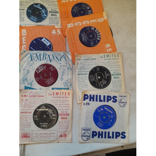 404 - Box of assorted 45 s vinyl record singles with a few EPs : Beatles, Elvis Presley, Cliff Richard and... 