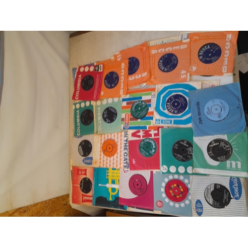 404 - Box of assorted 45 s vinyl record singles with a few EPs : Beatles, Elvis Presley, Cliff Richard and... 