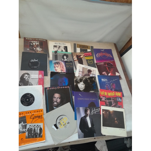 404 - Box of assorted 45 s vinyl record singles with a few EPs : Beatles, Elvis Presley, Cliff Richard and... 