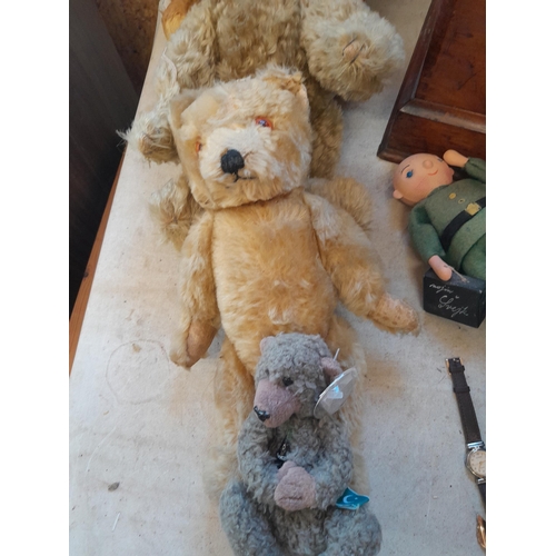 405 - Wooden box with vintage articulated teddy bears including Mossy by Forest Bears